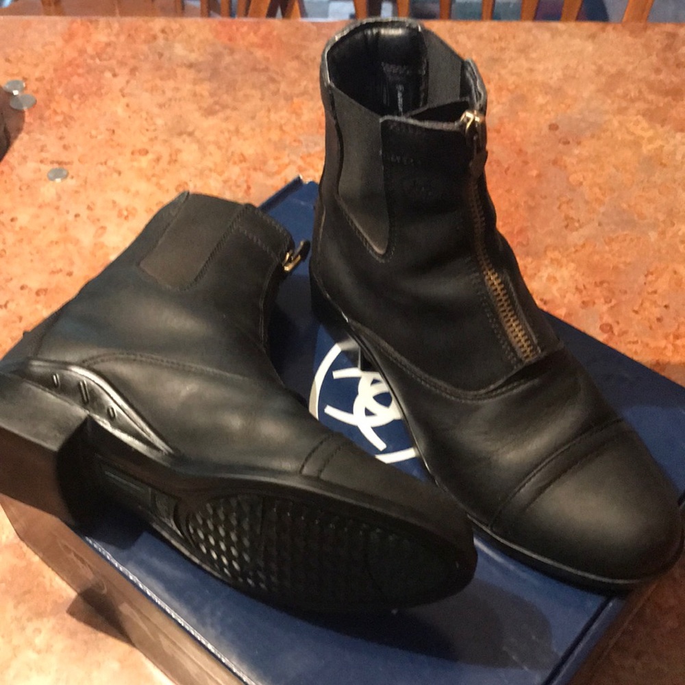 Ariat Women’s Scout Zip Paddock size 7.5